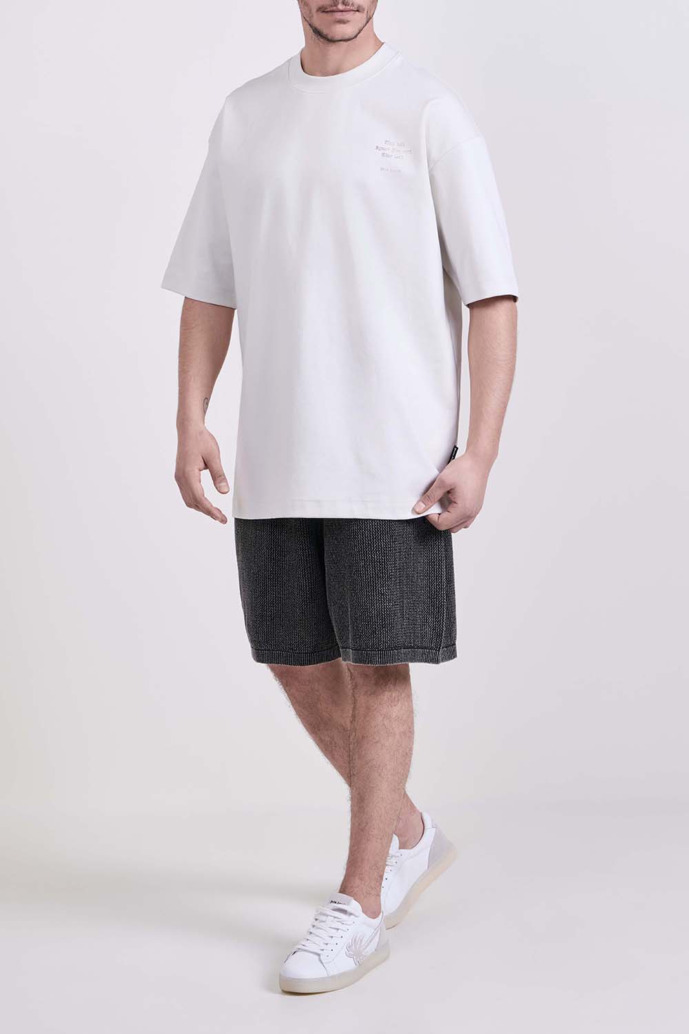 תמונת כל הלוק של חולצת טי אוברסייז